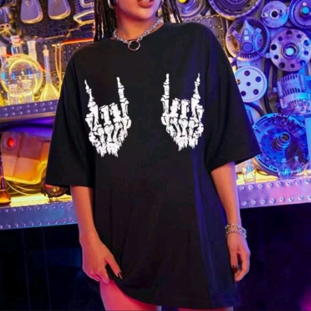 Oversized skeleton hands tee